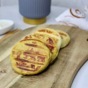 Arepa de platano maduro rellena de queso costeño bajo en sal